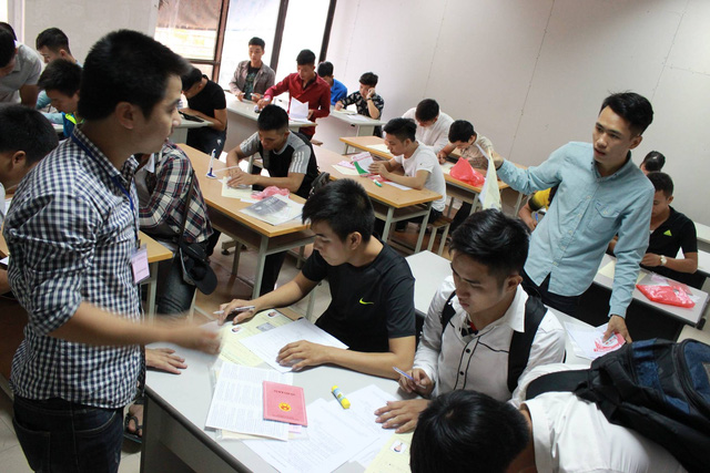 Thí sinh đăng ký dự Kỳ thi tiếng Hàn tại Trung tâm Dịch vụ việc làm Hà Nội, năm 2016.
